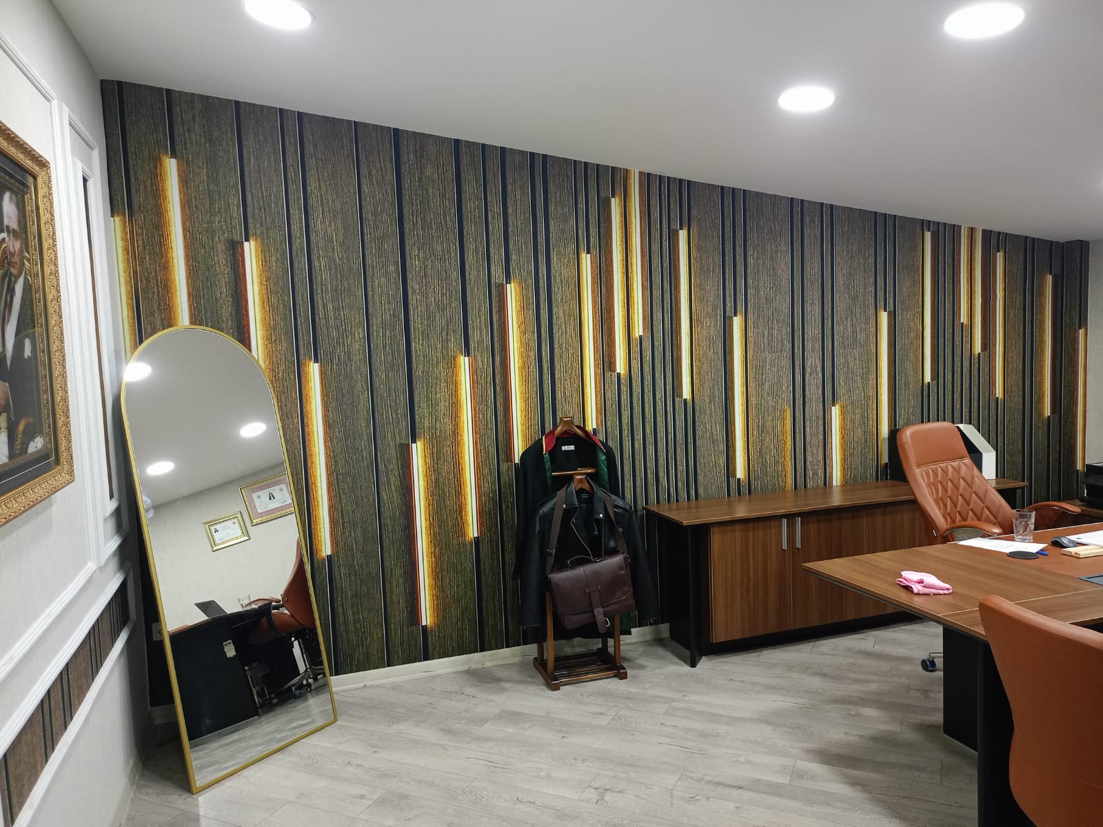 Işıklı Çizgili Ahşap Panel Desenli Tek Parça Tekstil Duvar Kağıdı