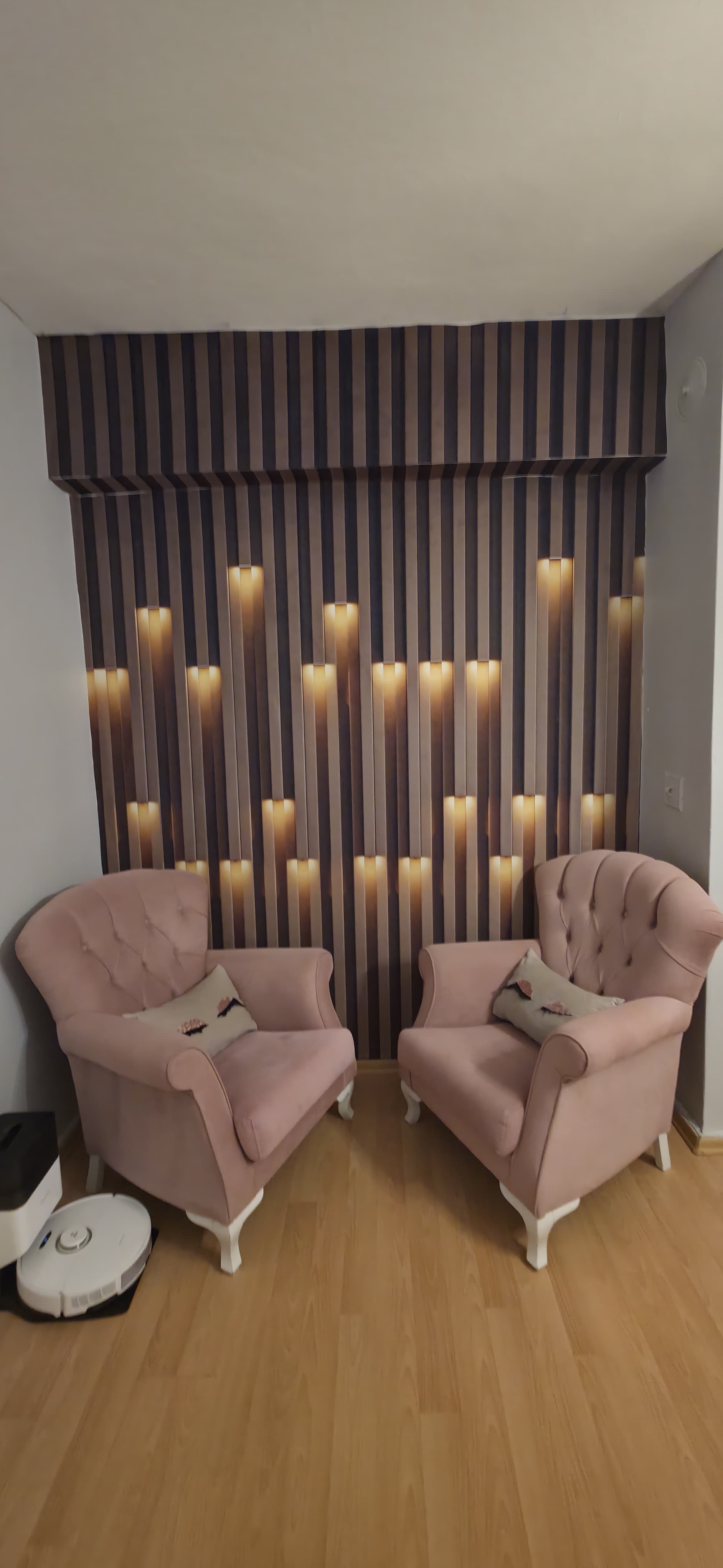3D Görünümlü Modern Çıta ve Led kalp Işık Desenli Tek Parça Tekstil Duvar Kağıdı 