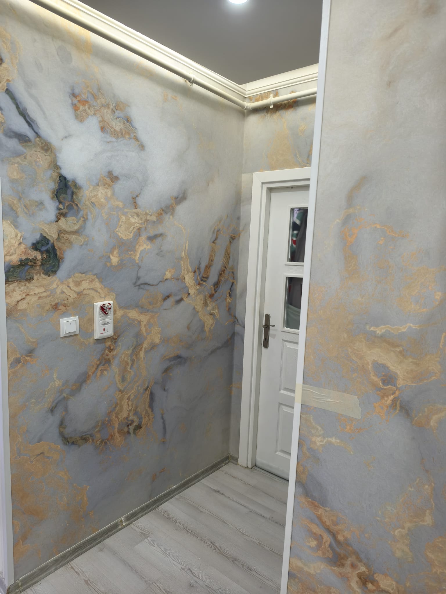 Dreamwall Doğal Mermer Görünümü ve Altın Damar Detaylı Lüks Tek Parça Tekstil Duvar Kağıdı