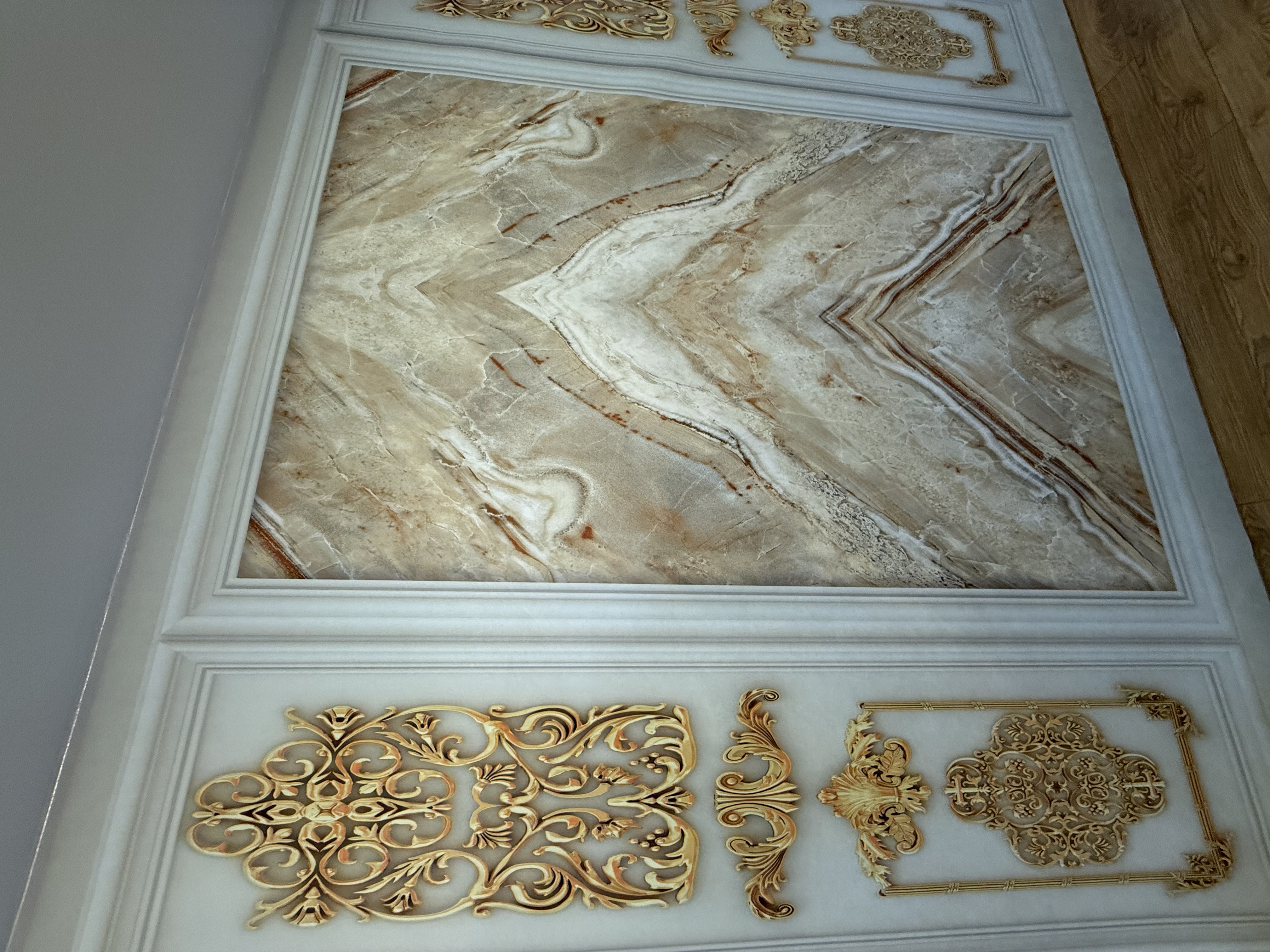 Klasik Saray Stili Gold Paneller ve Doğal Mermer Desenli Tek Parça Tekstil Duvar Kağıdı 