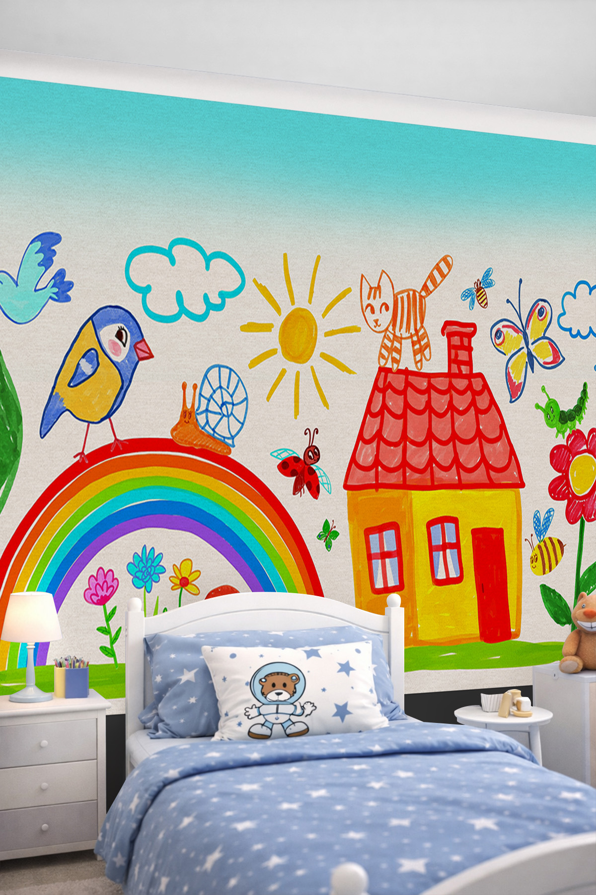 Dreamwall Çocuk Çizimi Tarzında Ev, Gökkuşağı, Güneş, Kedi ve Doğa Motifli Tek Parça Tekstil Duvar Kağıdı görsel 1